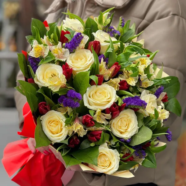 Букет из 10 роз и 21 тюльпана