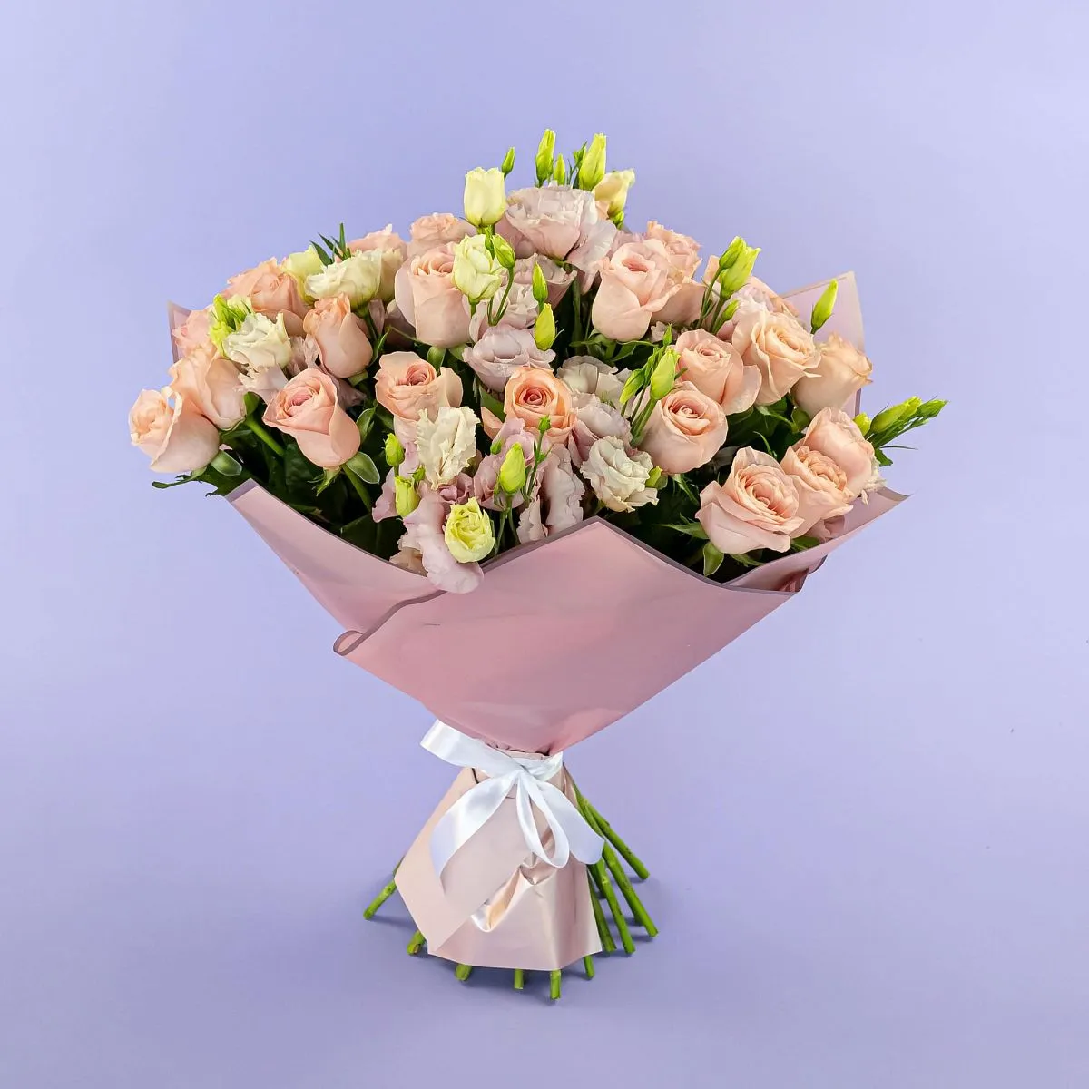 Букет из нежно-розовых роз и эустом