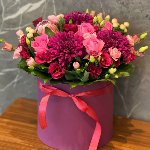 Розы, эустомы и хризантемы в коробке