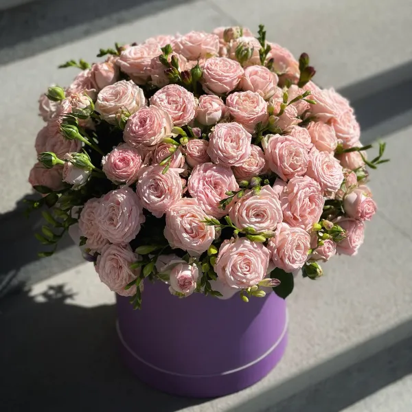 Розы и фрезии в коробке