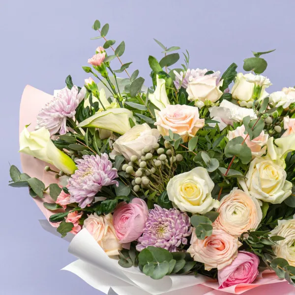Букет из роз, ранункулюсов и хризантем