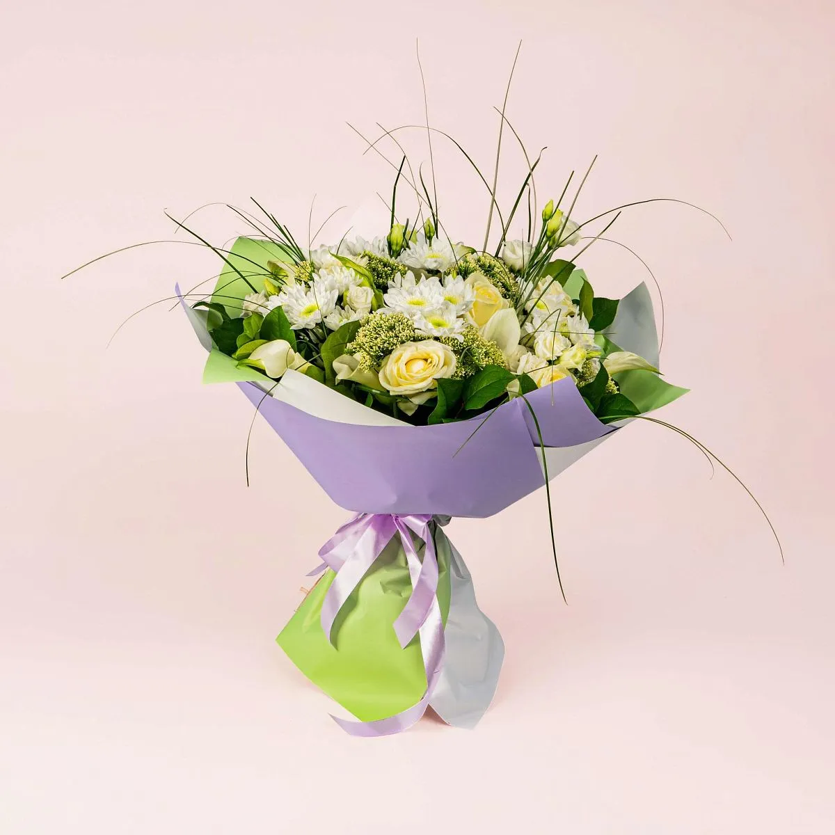 Белые каллы, розы и хризантемы