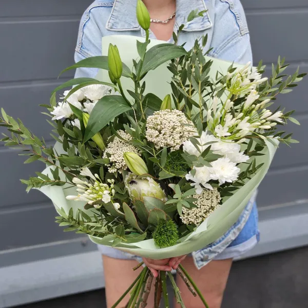 Букет из агапантус, хризантем и озотамнус