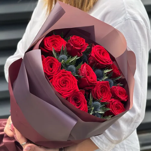 Букет из роз и эрингиума