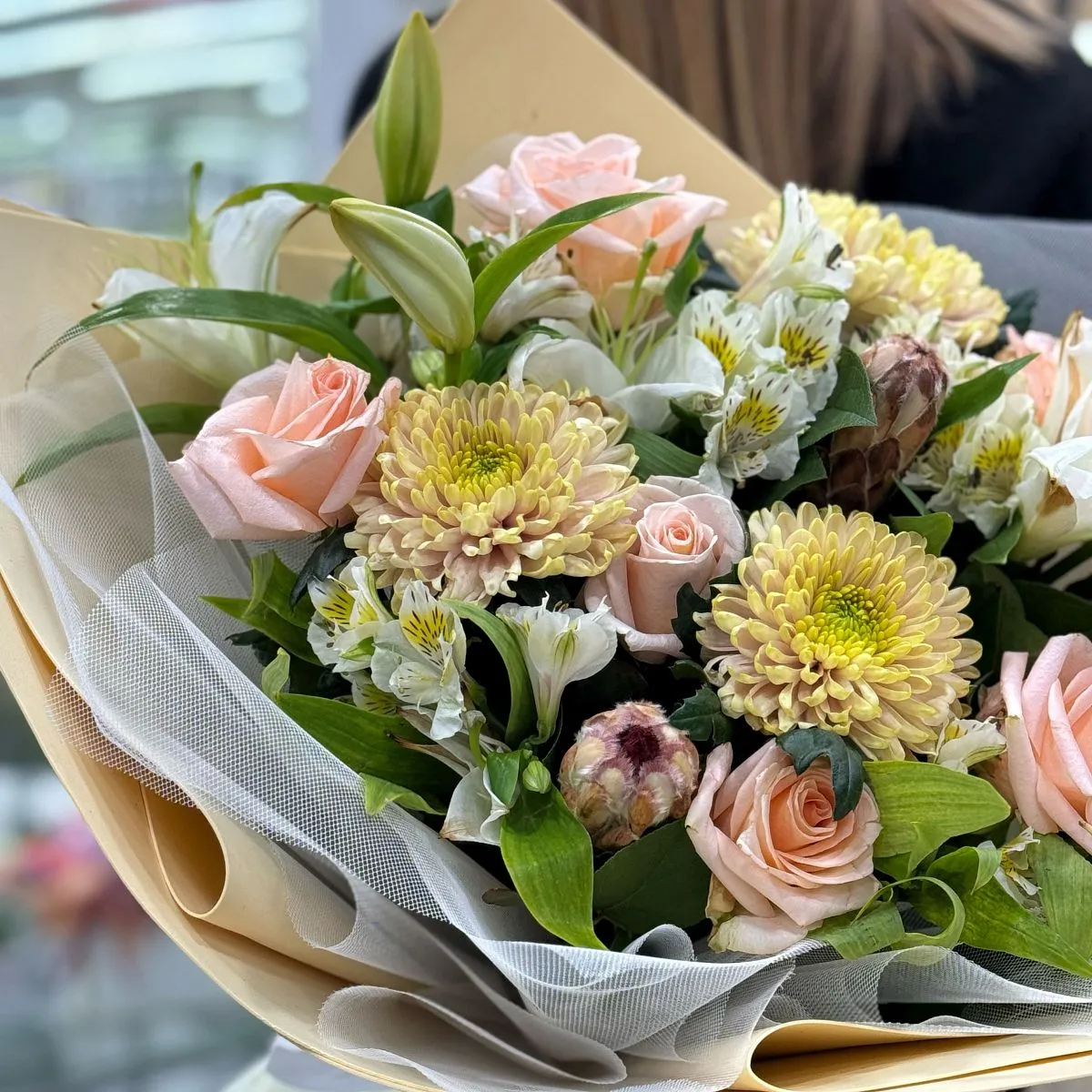 Огромный букет из хризантем, роз и альстромерии