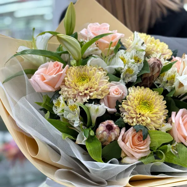 Букет из хризантем, роз и альстромерии