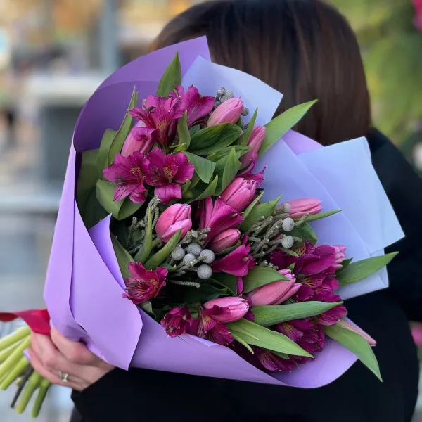 Букет из тюльпанов и альстромерий