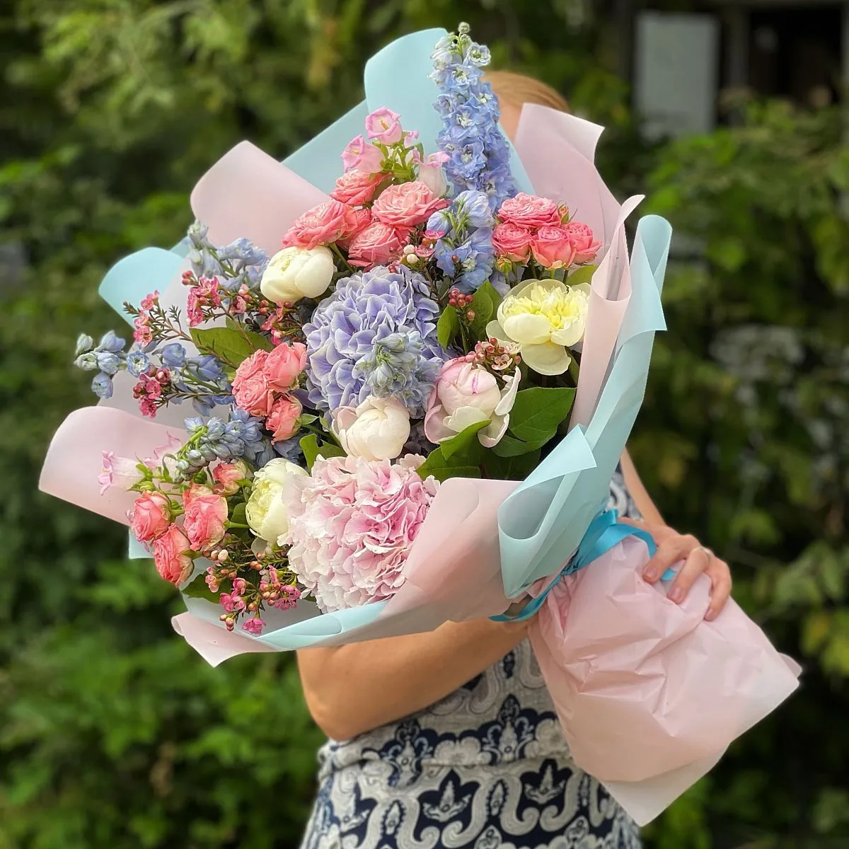 Большой букет из роз, пион и дельфиниум