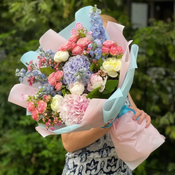 Букет из роз, пион и дельфиниум