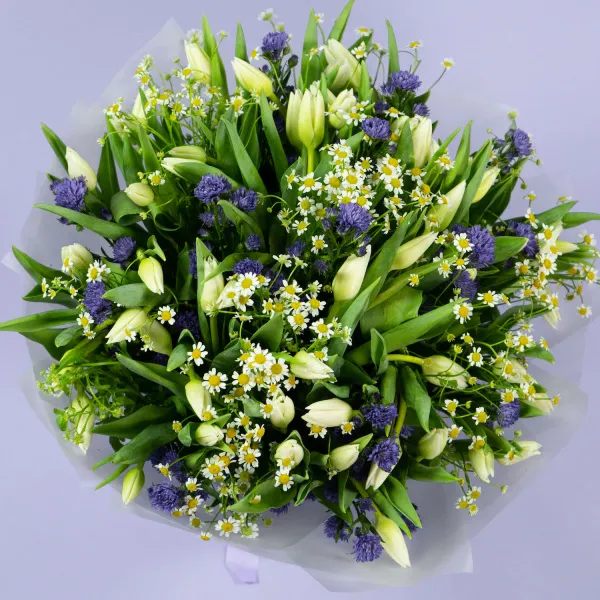 Букет из тюльпанов и ромашек
