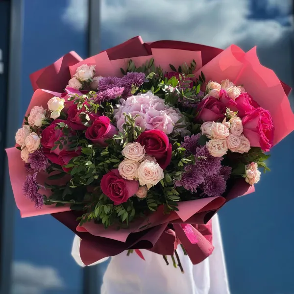 Букет из хризантем и роз