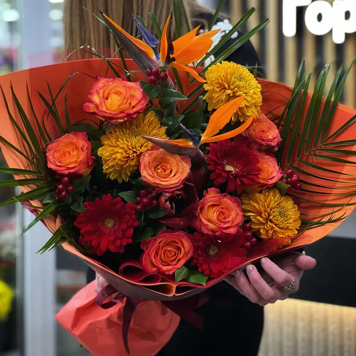 Большой букет из роз, хризантем и гербер