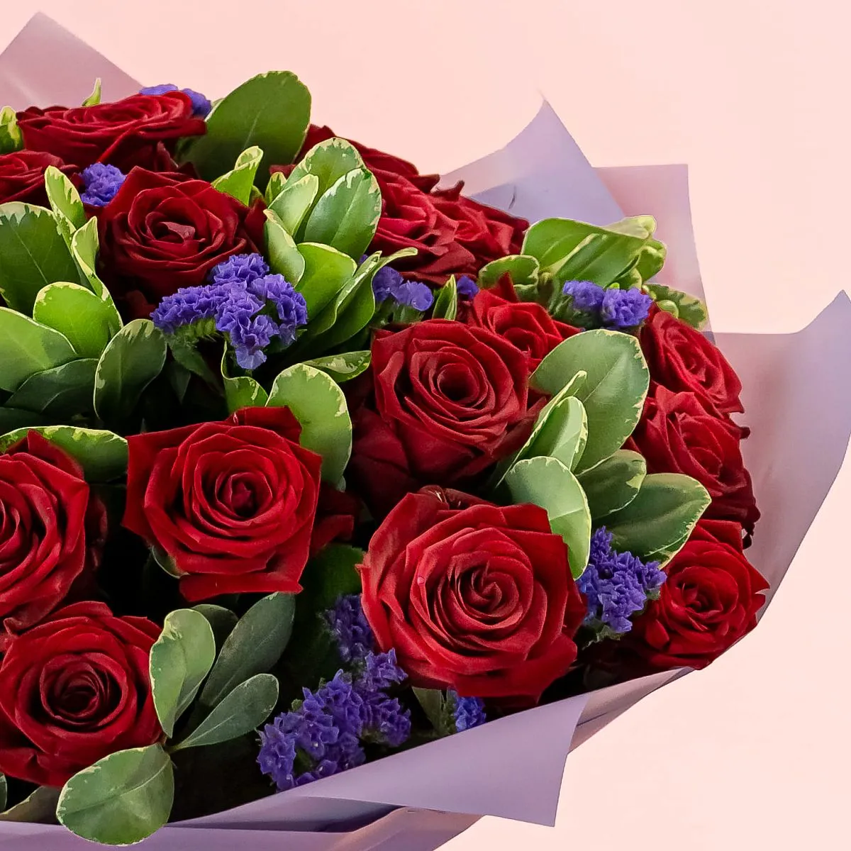 Букет из красных роз и статицы