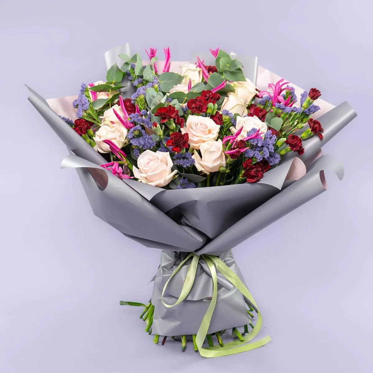 Букет из роз, гвоздик и статицы