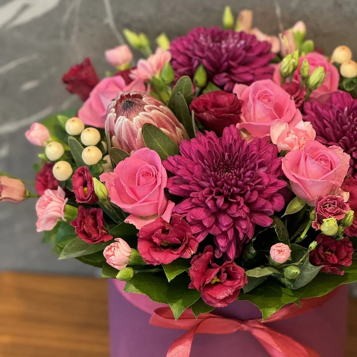 Розы, эустомы и хризантемы в коробке