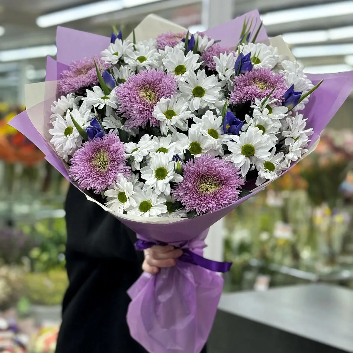 Большой букет из хризантем и ирисов