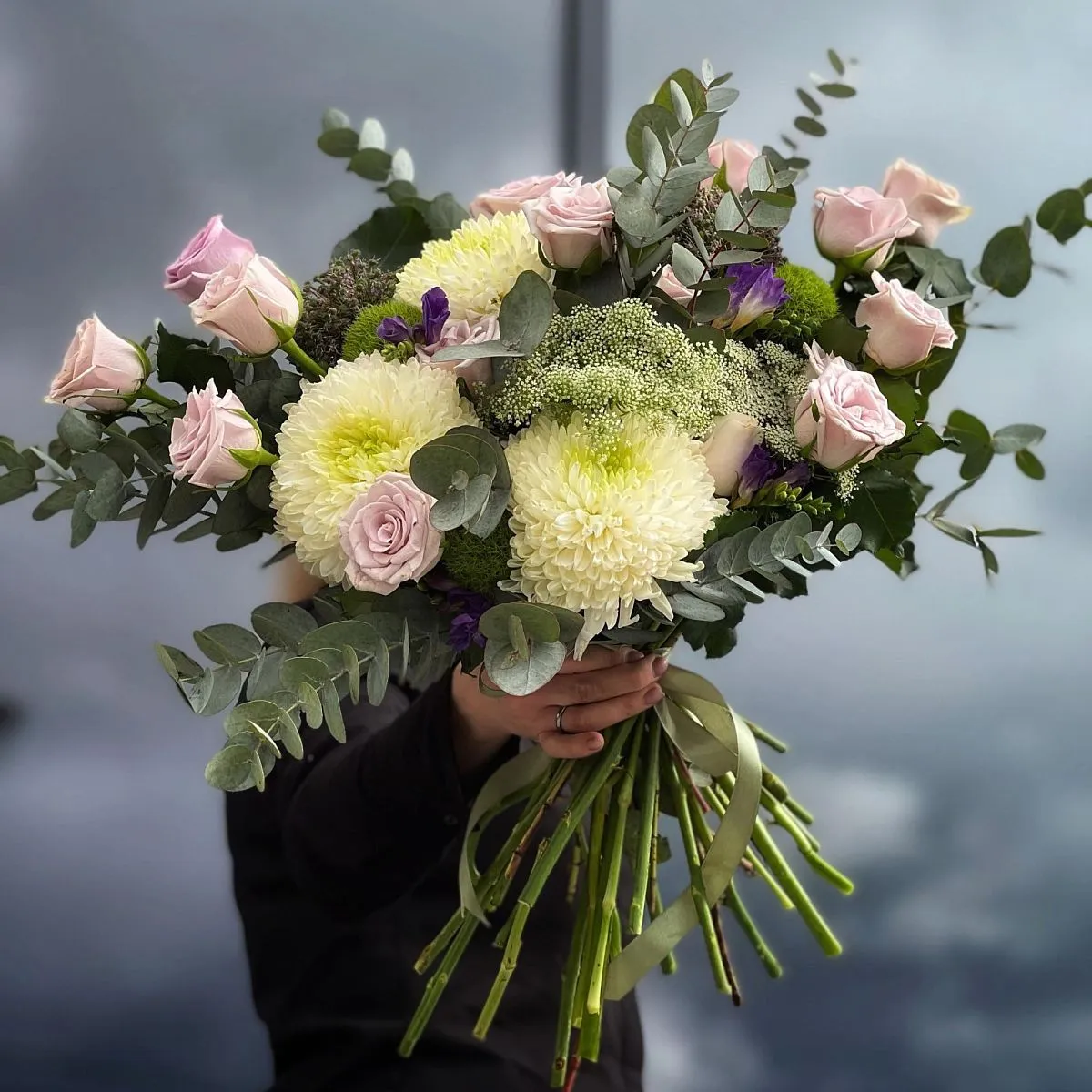 Букет из роз, хризантем и фрезия