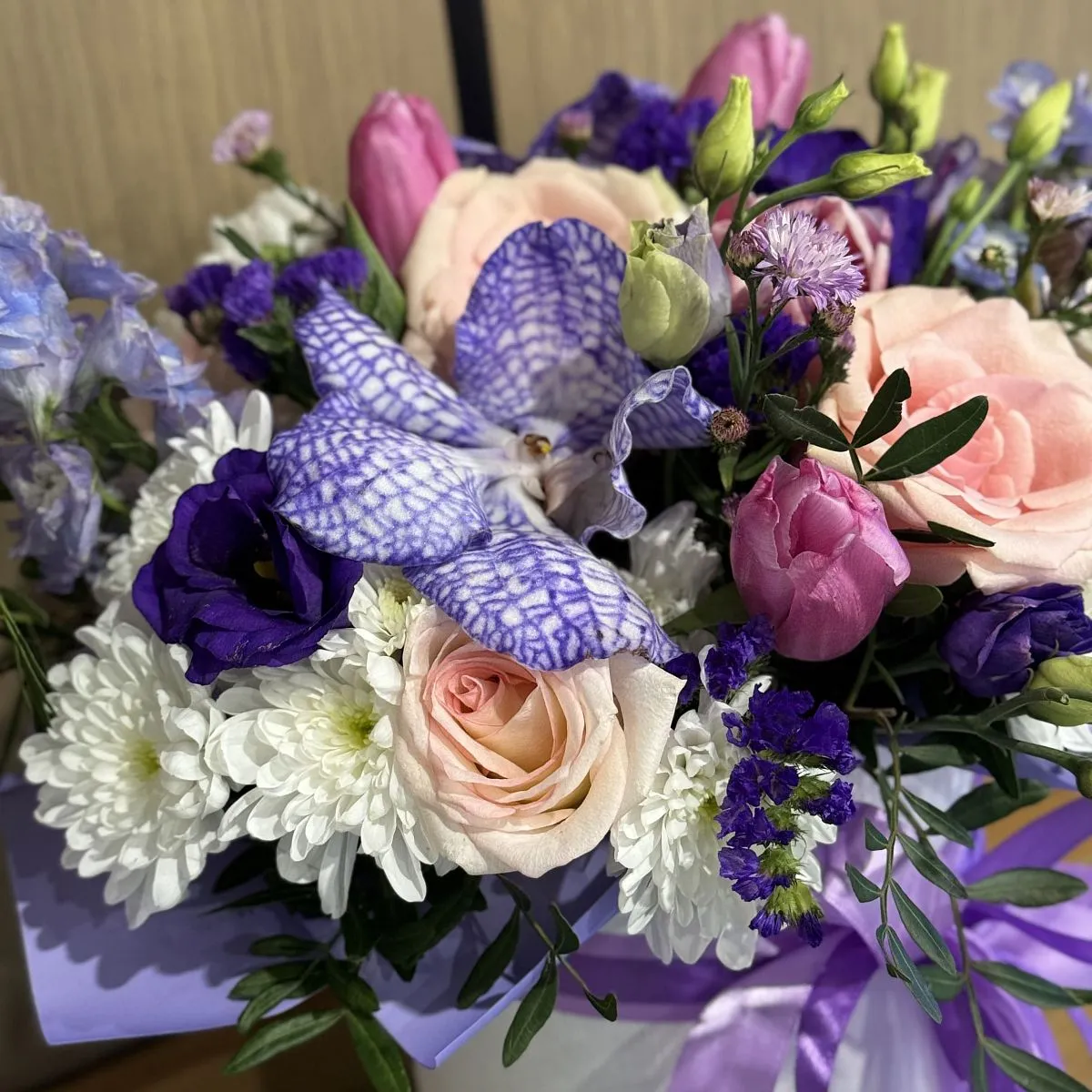 Розы, тюльпаны и хризантемы в коробке