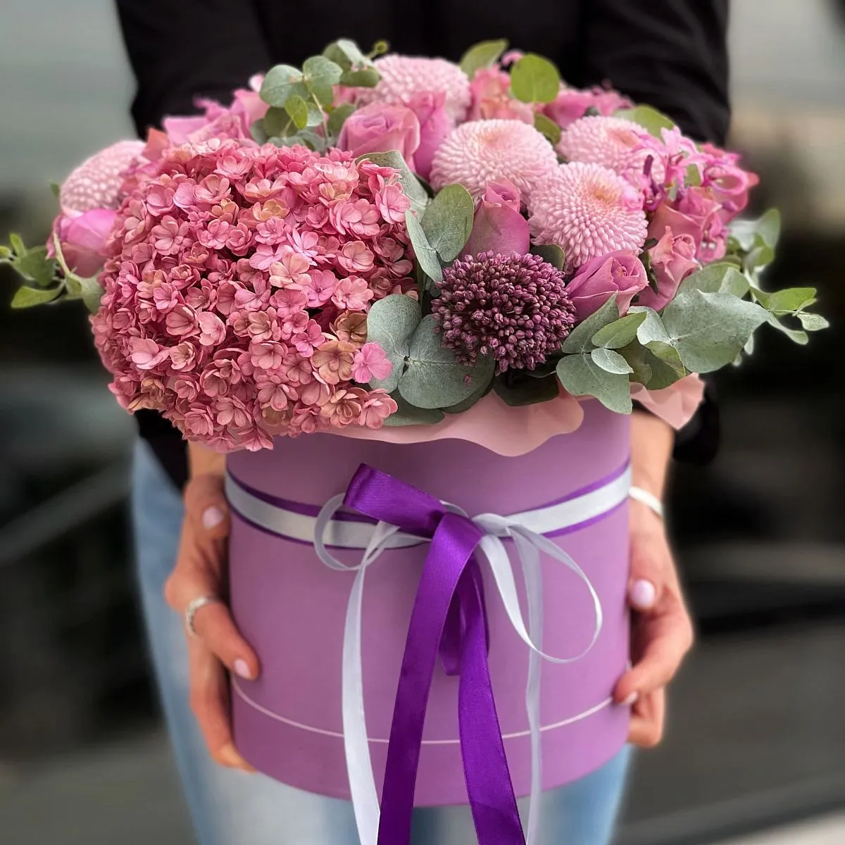 Хризантемы, розы и наринэ в коробке