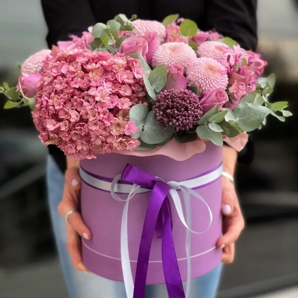 Хризантемы, розы и наринэ в коробке