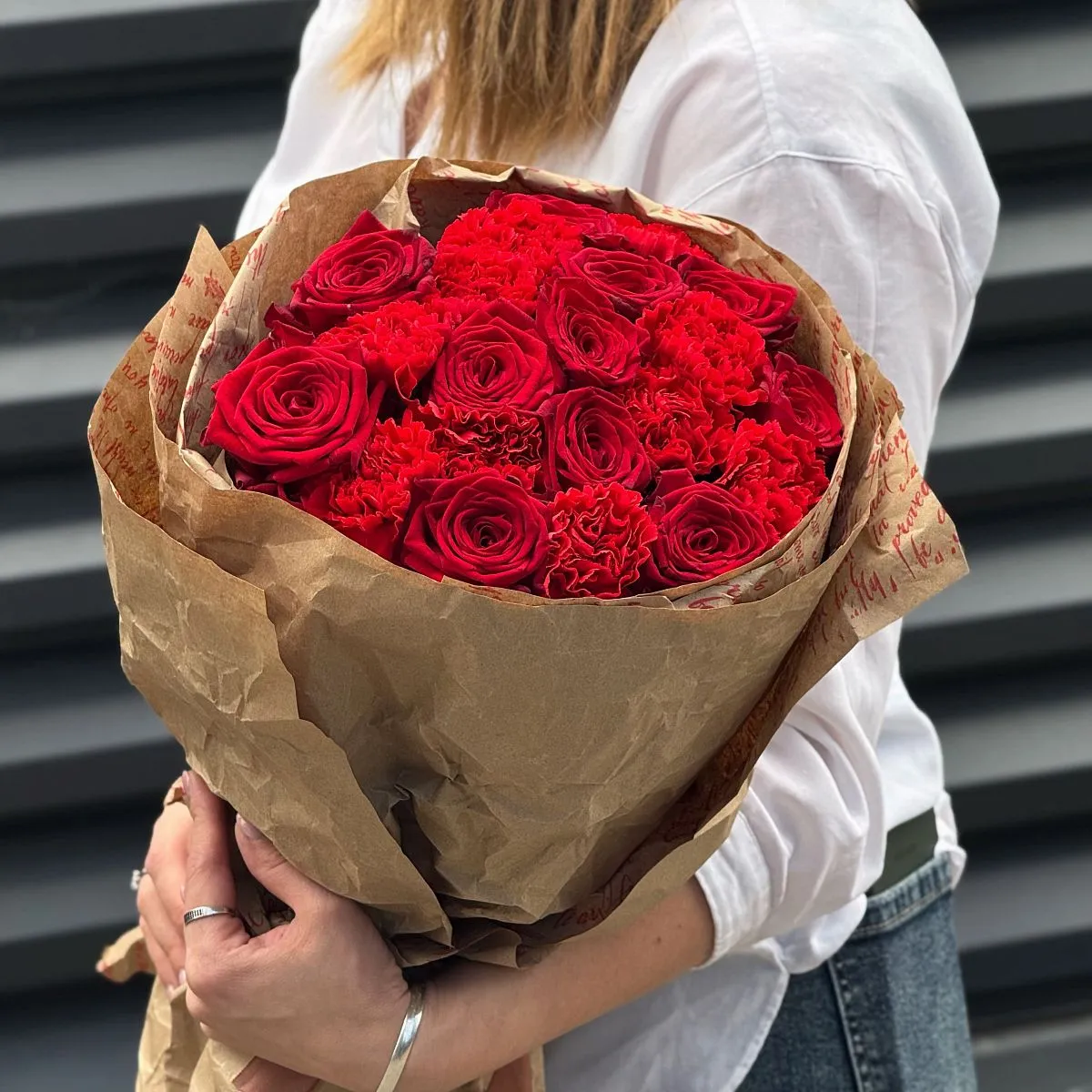 Огромный букет из роз и гвоздик