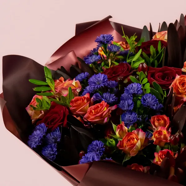 Букет из роз микс и астеров