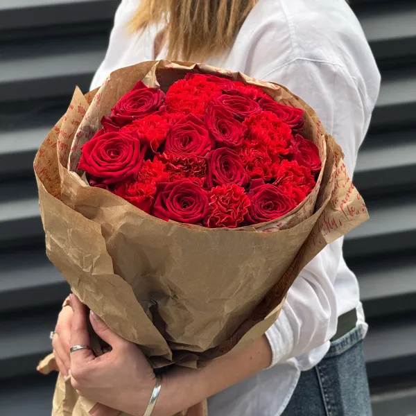 Букет из роз и гвоздик