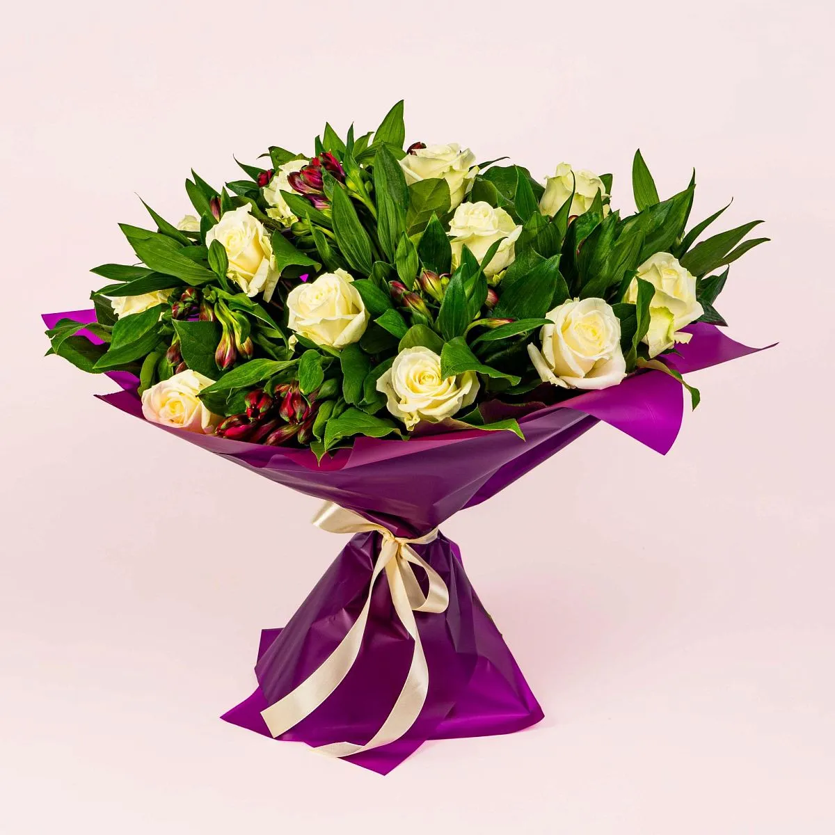 Букет из роз и альстромерий