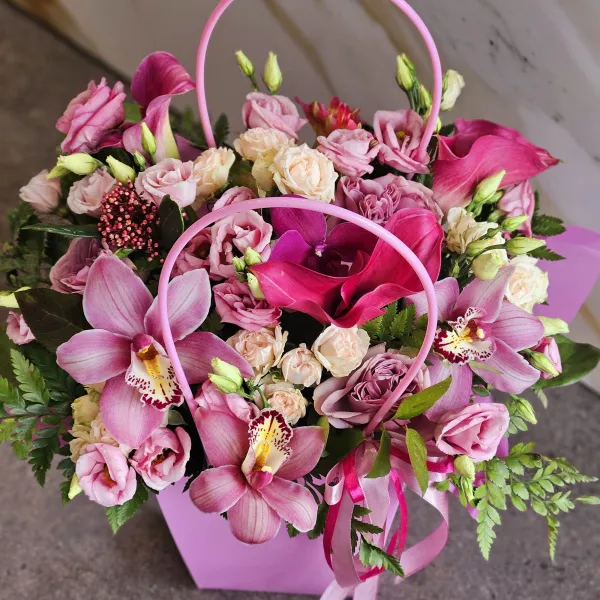 Розы, калл и эустома в коробке