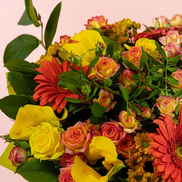 Букет из роз микс, гербер и жёлтых калл
