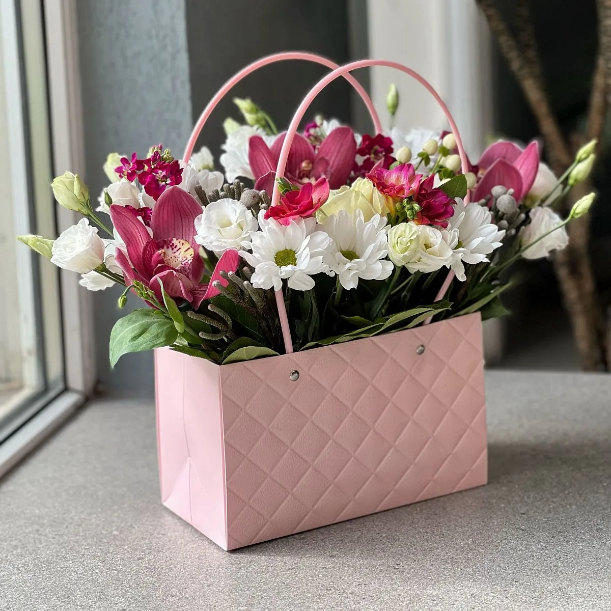 Хризантемы, розы и эустомы в коробке