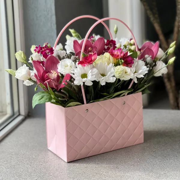 Хризантемы, розы и эустомы в коробке