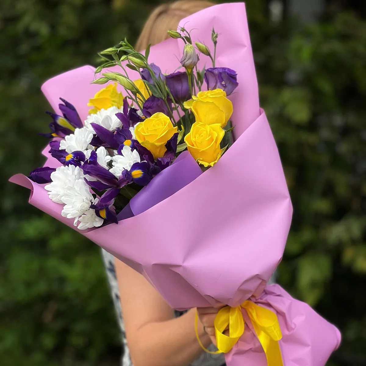 Букет из желтых роз, хризантем и эустом (45 см)