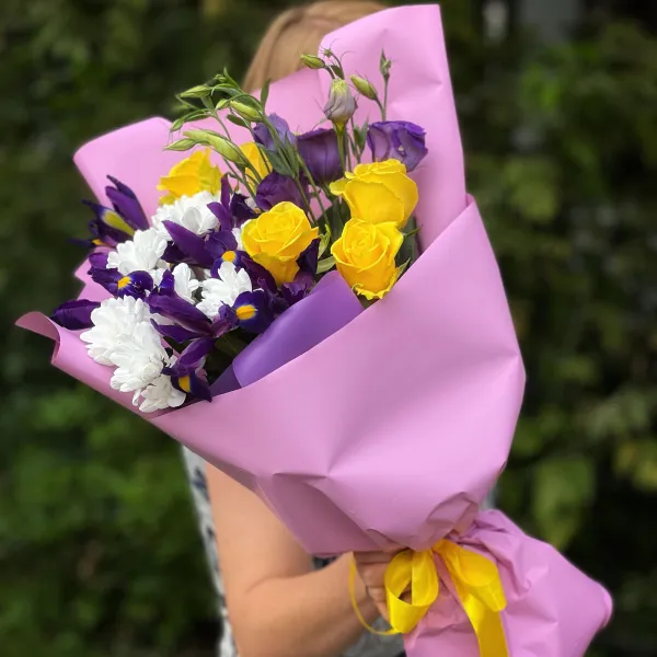 Букет из желтых роз, хризантем и эустом (45 см)
