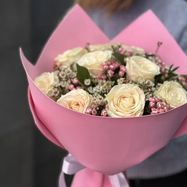 Букет из роз и бувардии