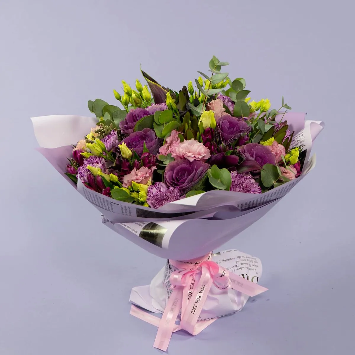 Букет из эустом, гвоздик и брассики