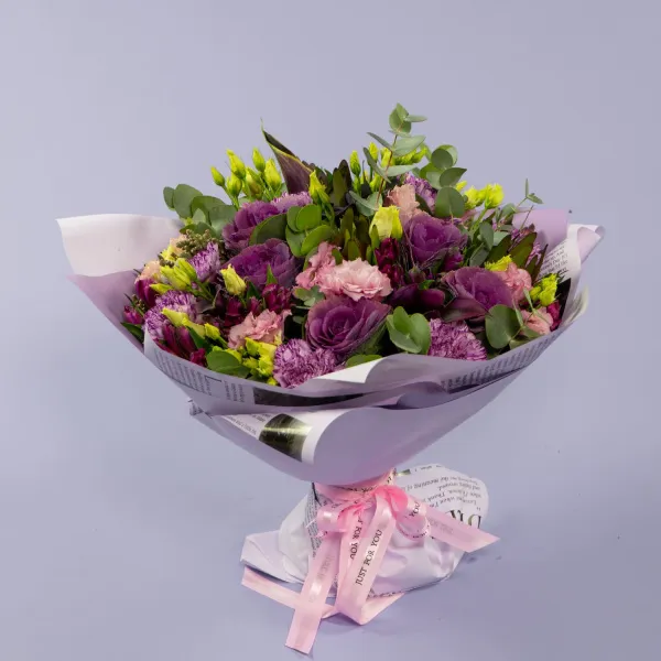 Букет из эустом, гвоздик и брассики