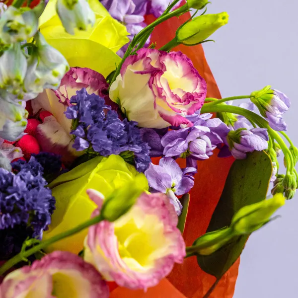 Букет из гортензии, роз и гвоздик