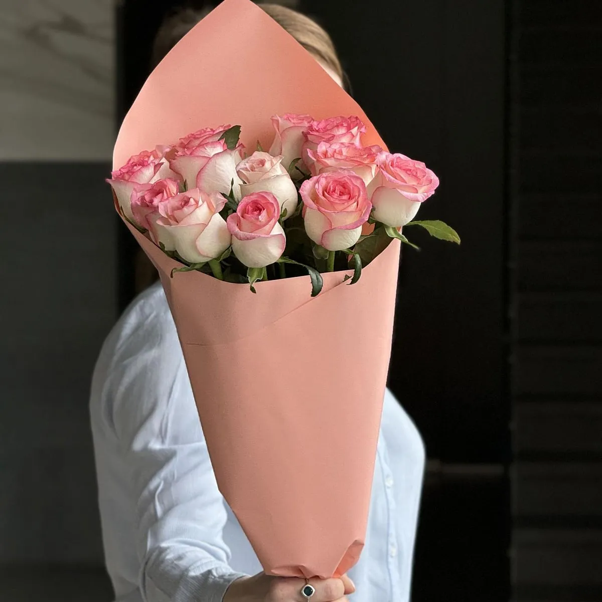 Букет из 13 розово-белых роз (50 см)