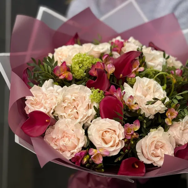 Букет из роз, фрезии и каллы