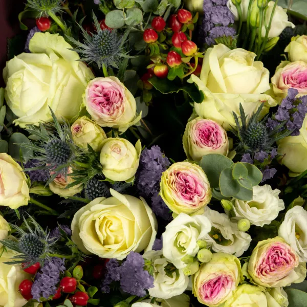 Букет из роз микс, хризантем и эустом