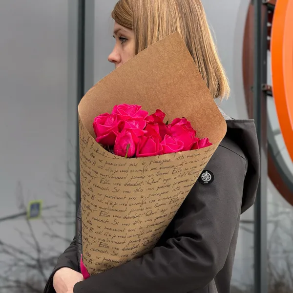 Букет из 11 малиновых роз (60 см)