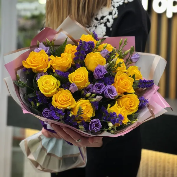 Букет из эустом, папоротника и роз