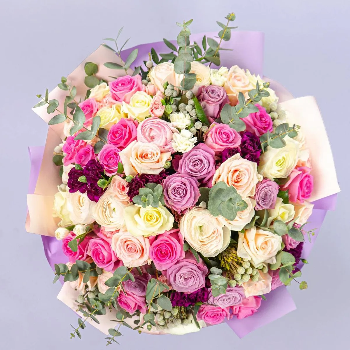 Букет из ранункулюсов и роз микс