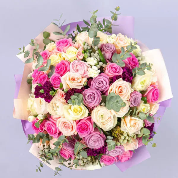 Букет из ранункулюсов и роз микс