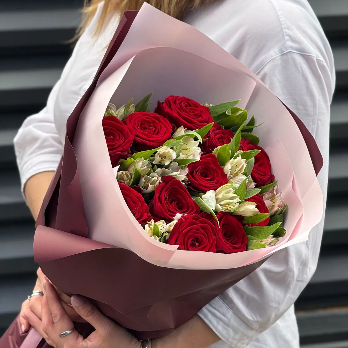 Большой букет из роз и альстромерии