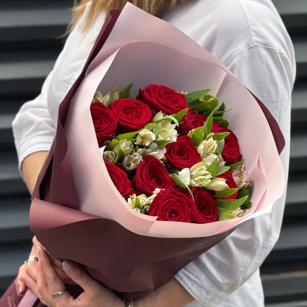 Букет из роз и альстромерии