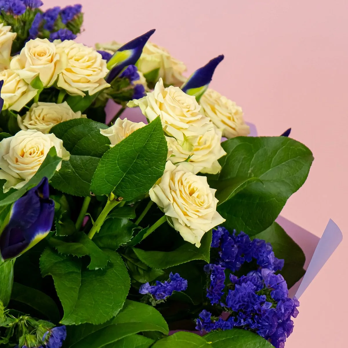 Букет из кремовых роз и ирисов