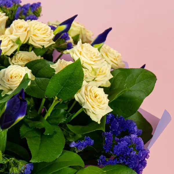 Букет из кремовых роз и ирисов