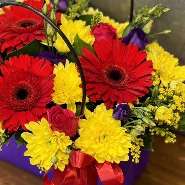 Розы, хризантемы и эустомы в коробке